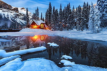 Emerald Lake Lodge in winter, Emerald Lake, Yoho National Park, UNESCO World Heritage Site, British Columbia, Rocky Mountains, Canada, North America