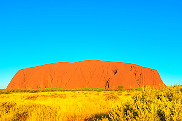 Uluru (Ayers Rock) in dry season, the huge sandstone monolith in Uluru-Kata Tjuta National Park, UNESCO World Heritage Site, Northern Territory, Australia, Pacific