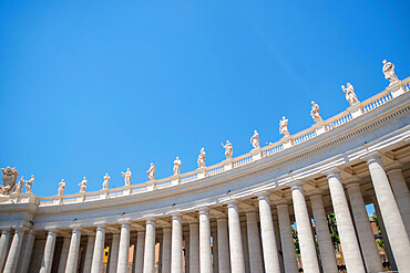 St. Peter's Square colonnades, UNESCO World Heritage Site, Vatican, Rome, Lazio, Italy, Europe