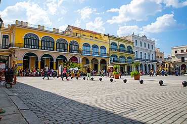 Plaza Vieja, Habana Vieja, UNESCO World Heritage Site, Havana, Cuba, West Indies, Central America