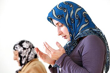 Woman praying in Besh Barmaq mosque