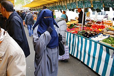 Woman wearing islamic clothing despite its ban in France