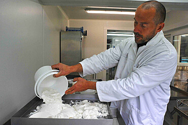 Former high-level sportsman Xavier Philippe has converted to goat farming and the manufacture and sale of fresh cheese, tomme cheese, cottage cheese, cheese, yogurt, organic milk