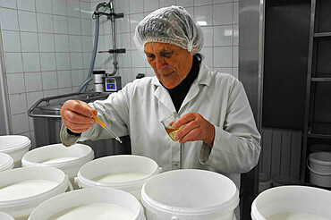 Former high-level sportsman Xavier Philippe has converted to goat farming and the manufacture and sale of fresh cheese, tomme cheese, cottage cheese, cheese, yogurt, organic milk