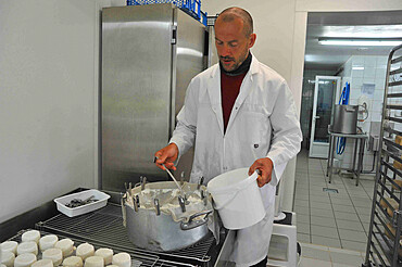 Former high-level sportsman Xavier Philippe has converted to goat farming and the manufacture and sale of fresh cheese, tomme cheese, cottage cheese, cheese, yogurt, organic milk