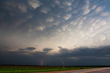 Mammatus and Lightning