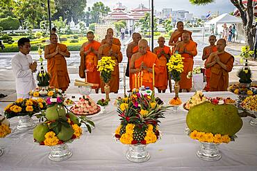 Monks, religious ceremony, in Wat Arun (Temple of Dawn), also called Wat Bangmakok Noek, Bangkok, Thailand