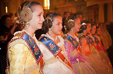 Girls of the municipal court of honor child watching the burning of municipal Infantil Falla