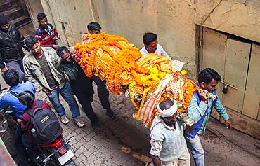 People carry a body, to burn, going to Manikarnika Ghat, the burning ghat, Varanasi, Uttar Pradesh, India.