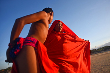 Yonna dance, also called Chichamaya, carries a considerable symbolic charge for the Wayuu indigenous people of Colombia, representing three basic principles for this tribal group: Social equality, collective solidarity and the improvement of relations between the human being and the Cosmos.