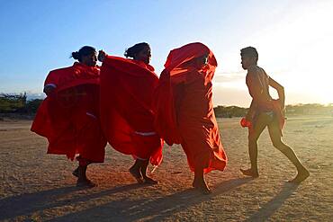 Yonna dance, also called Chichamaya, carries a considerable symbolic charge for the Wayuu indigenous people of Colombia, representing three basic principles for this tribal group: Social equality, collective solidarity and the improvement of relations between the human being and the Cosmos.