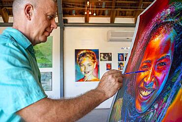 The portrait painter Stephen Bennett doing a polynesian painting in Meridien Hotel on the island of Tahiti, French Polynesia, Tahiti Nui, Society Islands, French Polynesia, South Pacific.