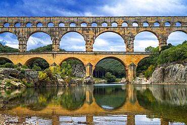 Pont du Gard, Languedoc Roussillon region, France, Unesco World Heritage Site.  Roman Aqueduct crosses the River Gardon near Vers-Pon-du-Gard Languedoc-Roussillon with 2000 year old