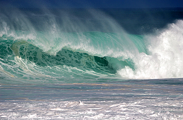 Winter waves breaking in Pipeline, North Shore of Oahu, Hawaii, USA