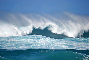 Winter waves breaking in Pipeline, North Shore of Oahu, Hawaii, USA