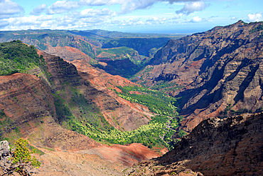 Waimea Canyon, the "Grand Canyon of the Pacific", viewed from the Puu Hinahina lookout, Kauai, Hawaii, USA