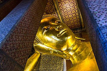 Gold Reclining Buddha in Wat Pho temple