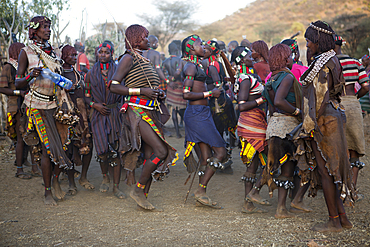 traditional dancing of the hamer tribe