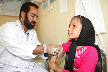 Afghan children being vaccinated