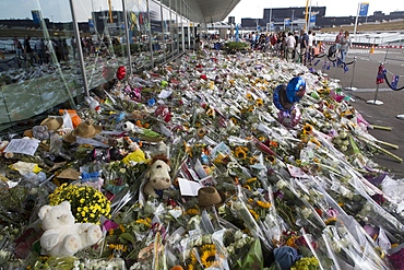 memorial of MH 17 crash at schiphol airport (17 juli 2014)