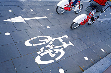 Barcelona: Bike lane. Â´BicingÂ´ bike rental, part of the public transport system. Bike line in Passeig Colom