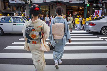 Geisha and 'maiko' (geisha apprentice) in Shijo dori street.geisha's distric of Gion, ,Kyoto. Kansai, Japan.