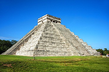 El Castillo, The Pyramid of Kukulkán, is the Most Popular Building in the UNESCO Mayan Ruin of Chichen Itza Archaeological Site Yucatan Peninsula, Quintana Roo, Caribbean Coast, Mexico