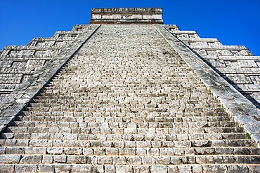 El Castillo, The Pyramid of Kukulkán, is the Most Popular Building in the UNESCO Mayan Ruin of Chichen Itza Archaeological Site Yucatan Peninsula, Quintana Roo, Caribbean Coast, Mexico