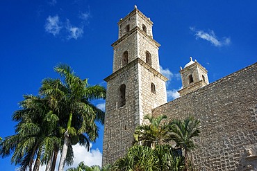 The Bishop's Palace or Peninsula Athenaeum and The San Ildefonso Cathedral in Mérida, the capital and largest city in the Yucatan State and Yucatán Peninsula, Mexico