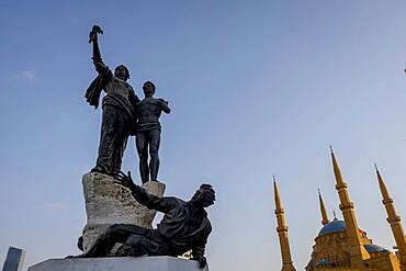 Martyrs sculpture and  Square, monument to Lebanese nationalists killed here by the Ottomans in 1915, in background Mohammad Al-Amine Mosque, Beirut, Lebanon