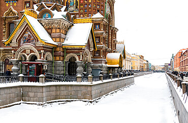 View towards Church on Spilt Blood (Khram Spasa na Krovi) and Griboedov Canal in winter, UNESCO World Heritage Site, Saint Petersburg, Russia, Eurasia