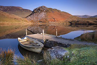 Rowing boat on Llyn Dywarchen with the peak of Clogwyngarreg behind, Eryri, Snowdonia National Park, North Wales, United Kingdom, Europe