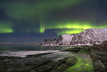 The Aurora Borealis (Northern Lights) over The Devils Jaw (Devils Teeth), Oskornan mountains, Tungeneset, Senja, Troms og Finnmark County, Norway, Scandinavia, Europe