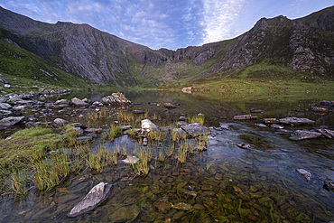 Llyn Idwal, Glyder Fawr and the Devils Kitchen in summer, Cwm Idwal, Snowdonia National Park, Eryri, North Wales, UK