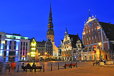 St. Peter's Church, statue of Roland, House of the Blackheads and Schwabe House, City Hall Square, Ratslaukums,UNESCO World Heritage Site, Riga, Latvia, Baltic region, Europe