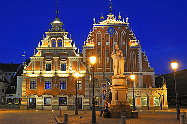 Statue of Roland, House of the Blackheads and Schwabe House, City Hall Square, Ratslaukums,UNESCO World Heritage Site, Riga, Latvia, Baltic region, Europe