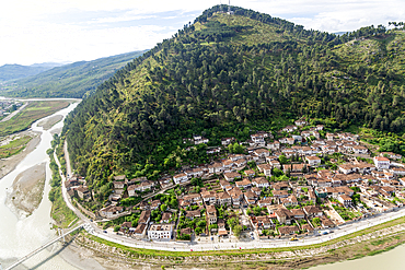 Traditional Ottoman buildings in Gorica quarter next to the River Osumi, Berat, UNESCO World Heritage Site, Albania, Europe