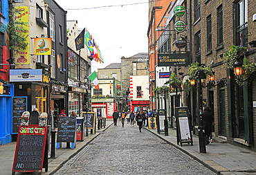 Pubs and restaurants line street in the Temple Bar area, Dublin city centre, Republic of Ireland, Europe