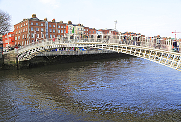 Ha'penny Bridge, historic pedestrian bridge built 1816, crossing River Liffey, city of Dublin, Republic of Ireland, Europe