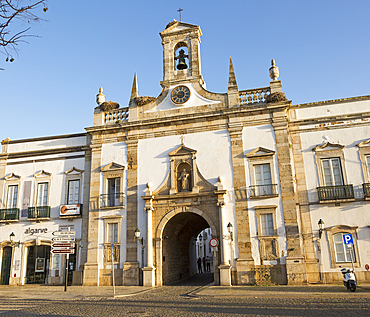 Neoclassical architecture Arco da Vila built after the 1755 earthquake, city of Faro, Algarve, Portugal, Europe