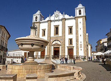 Church of Santo Antao dating from 1557, Giraldo Square (Praca do Giraldo), Evora, Alto Alentejo, Portugal, Europe