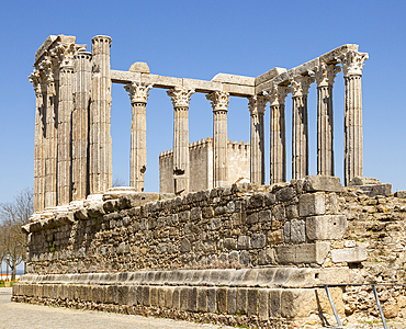 Templo Romano (Roman temple) (Temple of Diana), ruins dating from 2nd or 3rd century, possibly dedicated to Julius Caesar, with 14 Corinthian columns capped with Estramoz marble, Evora, UNSCO World Heritage Site, Alto Alentejo, Portugal, Europe