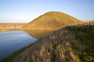 Silbury Hill mound, the largest prehistoric manmade structure in Europe, Wiltshire, England, United Kingdom, Europe