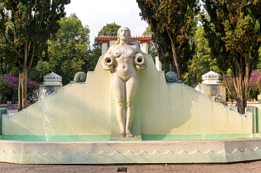 Fuente de los Cantaros (Fountain of the Jugs), by Jose Maria Fernandez Urbina, modelled on Luz Jimenez, La Condesa, Mexico City, Mexico, North America