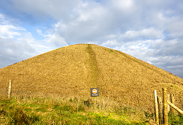 No Entry sign at neolithic prehistoric mound of Silbury Hill, to avoid further human erosion, Wiltshire, England, Silbury Hill mound, the largest prehistoric manmade structure in Europe, Wiltshire, England, United Kingdom, Europe