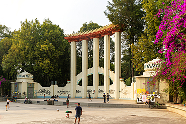 Stage recreation event and play area, Parque Mexico, Colonia Hipodromo, La Condesa neighbourhood, Mexico City, Mexico, North America