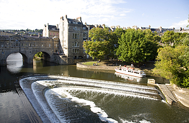 Pulteney Bridge and weir, River Avon, UNESCO World Heritage Site, Bath, Somerset, England, United Kindom, Europe