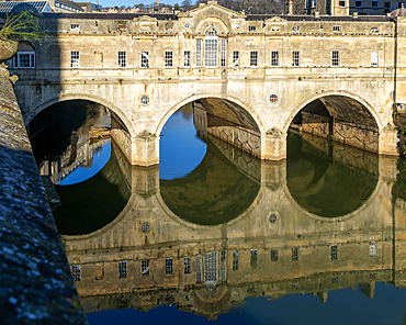 Pulteney Bridge reflected in water of River Avon, UNESCO World Heritage Site, Bath, Somerset, England, United Kindom, Europe