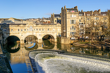 River Avon weir, Pulteney Bridge, UNESCO Wold Heritage Site, Bath, Somerset, England, United Kingdom, Europe