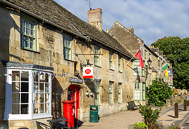 Post Office and The Bull Hotel and public house, village of Fairford, Cotswolds Gloucestershire, England, UK